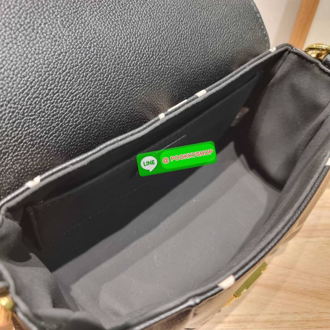 New in กระเป๋าสะพายคอลใหม่ล่าสุด สวยหรู ดูแพง ดีไซน์รูปทรงออกมาให้ใช้งานได้ง่าย เปิด-ปิดด้วยอะไหล่แม่เหล็ก ภายในโล่งกว้าง ใส่ของสำคัญได้ครบ มาพร้อมสายสะพายถึง 2 แบบ สายโซ่สะพายไหล่อัพความหรู และสายหนังที่ปรับยาวสั้นได้ สะพายข้างชิลๆก็ดูดี จัดให้พร้อมเสิร์