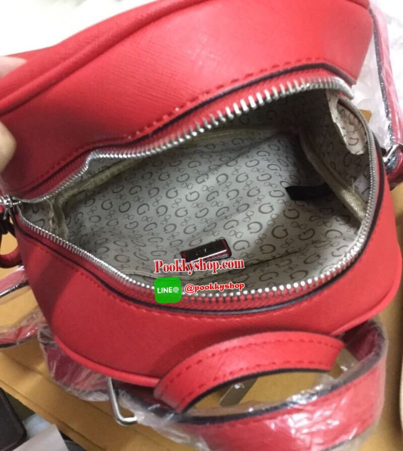 GUESS MINI BACKPACK BAG กระเป๋าเป้สะพายขนาดมินิ ซึ่งจัดว่าเป็น2way สามารถดึงสายสะพายออกมาให้เป็นสะพายไหล่หรือcrossbody วัสดุหนังsaffiano ด้านหน้ามี1ช่องเก็บของจุกจิก ช่องใหญ่เปิดปิดด้วยซิป ใส่มินิไอแพท กระเป๋าสตางค์ยาว ของจุกจิกได้อีกเยอะ ขนาดกำลังดีเลยที