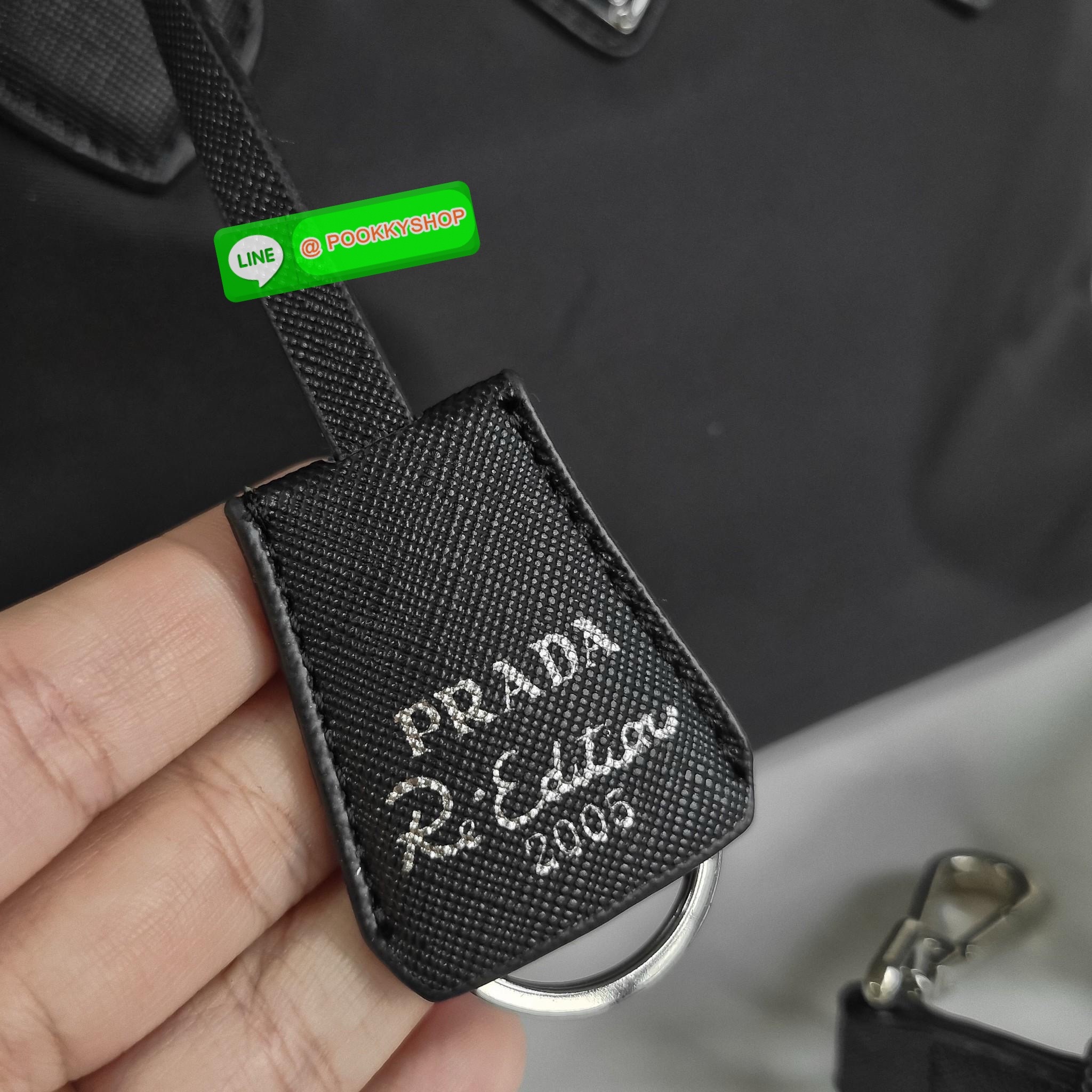 NEW ARRIVIAL กระเป๋าผ้าไนล่อน ทรงHandbag ขนาดกำลังดีมินิน่ารักมากค่า จากแบรนด์ PRADA เปิดปิดด้วยซิป ด้านในมีช่องซิปและช่องแยก แบ่งเป็นสัดส่วน ใส่กปต.ยาว เครื่องสำอางค์ ได้สบายค้า เหมาะกับการถือเป็น everyday look สุดๆ และยังมาพร้อมสายยาว Crossbodyได้อีกด้ว