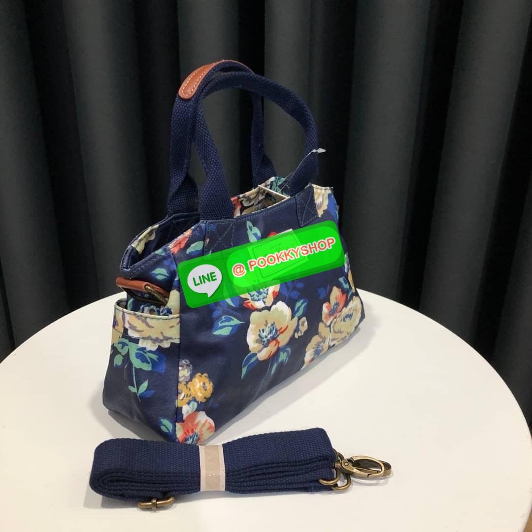 Cath Kidston Mini day Bag กระเป๋าถือหรือสะพายสุดชิค เหมาะสำหรับใช้สะพายในวันทำงานหรือวันสบายๆ เก็บของใช้ระหว่างวันได้เยอะค่ะ เปิด-ปิดด้วยซิป ด้านในมี 1ช่องใหญ่ ช่องซิป 1ช่องและช่องเล็กให้แยกเก็บมือถือของจุกจิก สวยคุ้มมากๆ มีหูจับ มาพร้อมสายสะพายยาวปรับระด