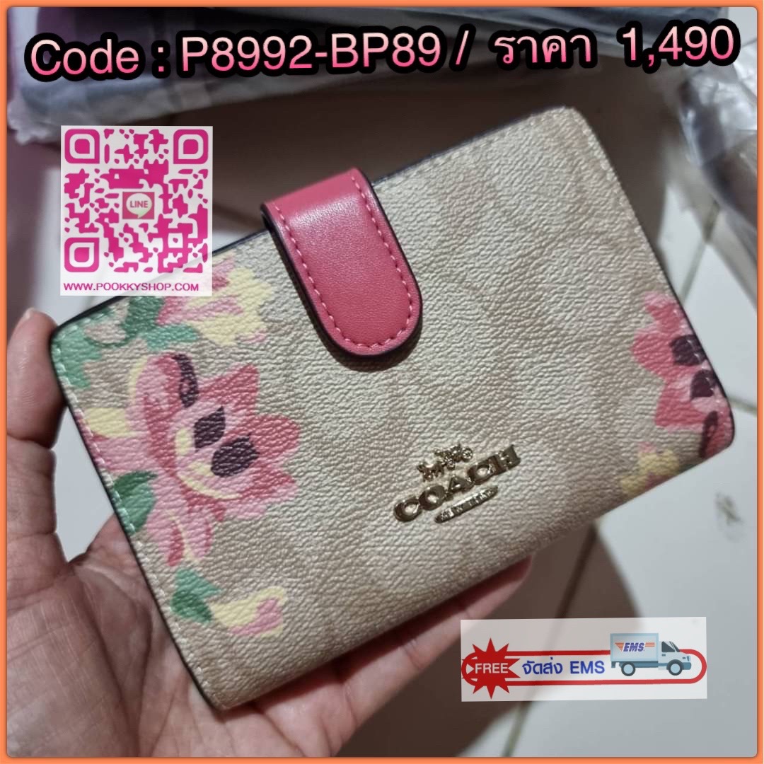 COACH F73374 MEDIUM CORNER ZIP WALLET IN SIGNATURE CANVAS WITH LILLY PRINT สายคุณหนูต้องมาแล้วน้า!! ลายใหม่ล่าสุด!! ดอกลิลลี่มุ้งมิ้ง หวานๆไปอีก กระเป๋าสตางค์ใบกลาง 👛 ขนาดกำลังเหมาะมือ วัสดุหนังแคนวาสเคลือบลาย ดูแลรักษาง่าย มีช่องใส่บัตรและธนบัตรค