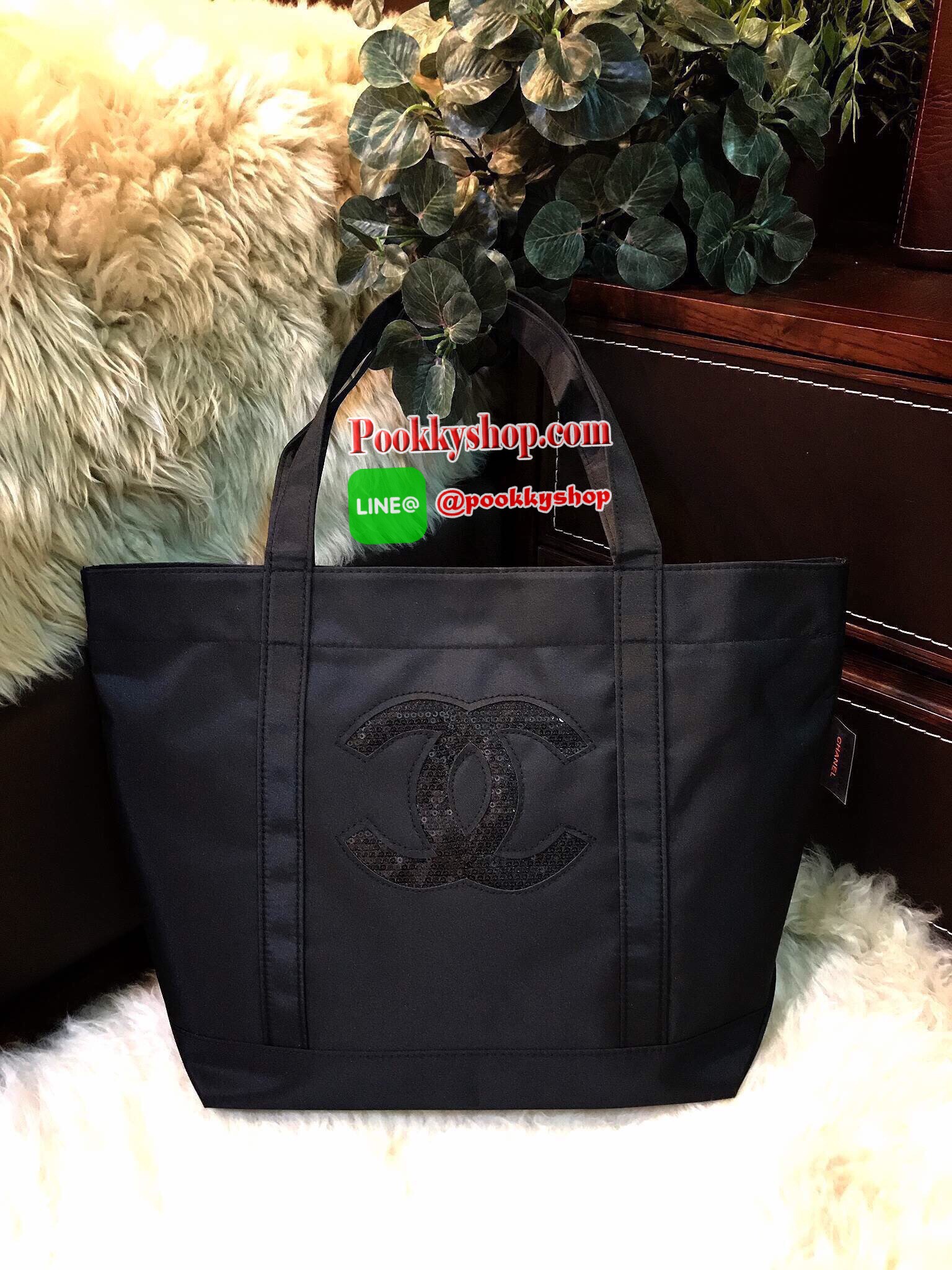 Must Have! Chanel Satin Shopping Bag กระเป๋าสะพายทรง ShoppingBag พรีเมี่ยมกิ้ฟ Limited Edition ของแท้นำเข้าจาก Chanel Perfume Counter ใบใหญ่วัสดุ SATIN ประดับคริสตัลสีดำโลโก้ CC สุดคลาสสิค ซับใน Polyester 100% เปิดปิดด้วยกระดุมแม่เหล็ก น้ำหนักเบา จุสุดๆ ส