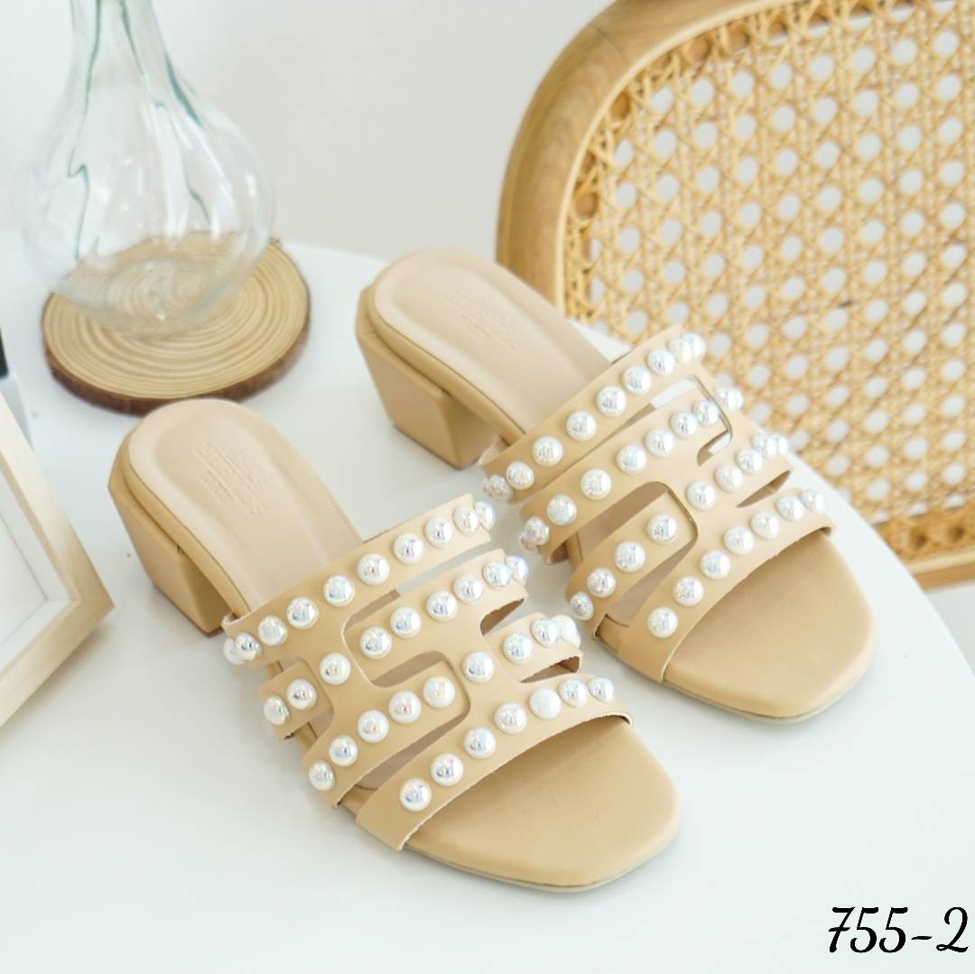 พร้อมส่ง รองเท้าส้นตัน สูง2.5 นิ้ว ตัวส้นเก๋มากเป็นทรงเหลื่ยม แข็งแรง เดินง่าย งานทรงสวม หนังนิ่ม *ตัวมุก ทำจากมุก สีรุ้ง คุณภาพดี* ตอกด้วยมือ ทีละเม็ด อย่างประณีต ใส่แล้วรับรองความหรูหรา และดูแพงมากเว่อร์จ้า