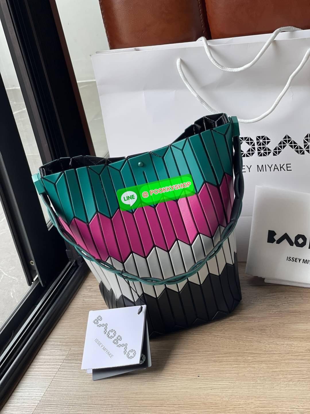 💕Baobao Issey Miyake Large Bucket กระเป๋าบัคเก็ตขนาดใหญ่สามารถใช้ใส่ร่มพับได้หรือขวดน้ำขนาดเล็กได้ ซีรีย์ใหม่นี้มีจุดเด่นที่แผ่นรูปทรงสี่เหลี่ยมด้านขนานในแนวตั้ง เกิดเป็นรูปทรงสามมิติซึ่งแตกต่างไปจากรูปทรงที่เกิดขึ้นจากแผ่นสามเหลี่ยม หูหิ้วสามารถข