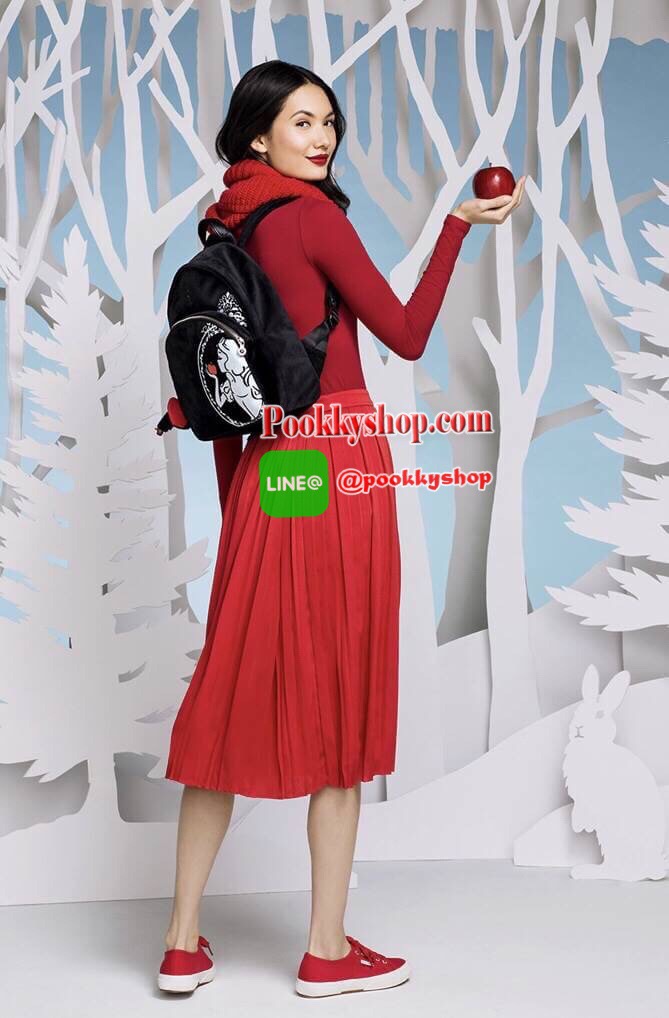 Don’t Miss! Kipling Disney’s Snow White Paola Satin Backpack กระเป๋าสะพายเป้รุ่นหายาก Limited Edition วัสดุ Velvet+Polyester 100% กำมะหยี่สีดำด้านหน้าลายสโนว์ไวท์ลิขสิทธิ์แท้จาก Disney น้ำหนักเบา เปิดปิดด้วยซิปสะดวกใช้หัวซิปแบรนด์สวยดูดี มีช่องซิปด้านหน้า