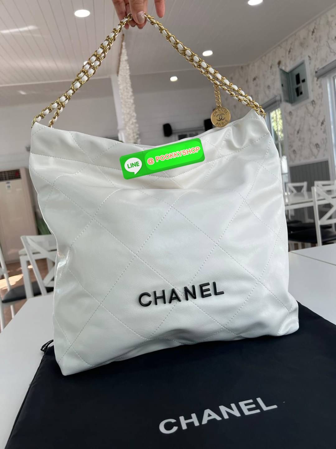 New Arrivals!!! CHANEL BAG VIP GIFT WITH PURCHASE (GWP) พรีเมี่ยมกิ๊ฟสุดหรู วัสดุหนังแกะสังเคราะห์นุ่ม ลื่น มันเงา อะไหล่ทองหรูหรา ไอเท็มมาแรง เกินต้านน ดีเทลเรียบๆแต่หรูหรา ใช้ได้ทุกโอกาศ เปิด-ปิด ด้วยกระดุมแม่เหล็ก ภายในโล่ง มีช่องซิป มาพร้อมใบลูกใส่ตัง