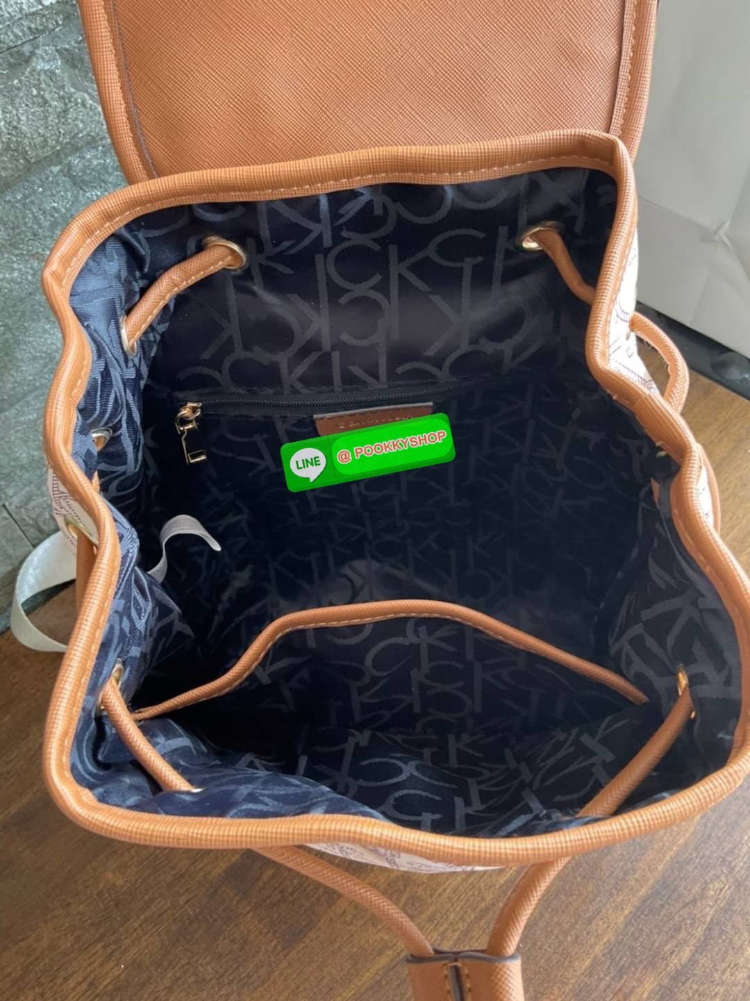 Calvin Klein Monogram Backpack Must Have!! 💕เป็นอีกหนึ่งรุ่นของมันต้องมี สวยหรูดูแพงมาก สำหรับรุ่นนี้ และมีฟังชั่นช่องการใช้งานที่น่าใช้ที่สุด!!! 💕 กระเป๋าสะพายเป้รุ่นใหม่ชนช้อป รุ่นยอดนิยม วัสดุ PVC คุณภาพดี หนังนิ่มสวย ฐานกระเป๋าแข็ง ตั้