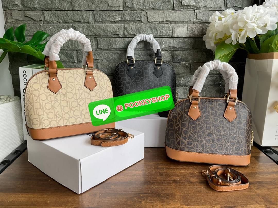 🚚 พร้อมส่ง 🚚 New arrival !! Calvin Klein Dome Mini Bag ( ขนาด 10” ) 💋สวยเก๋ ก่อนใครแน่นอนค่ะ ตามคำเรียกร้อง สวยหรูดูดีมาก สีสวยน่ารัก กระเป๋าสะพายแบบครอสบอดี้ ขนาดมินิ เป็นรุ่นที่ได้รับความนิยม แข็งแรงทนทาน จึงครองใจใครหลายคน วัสดุ