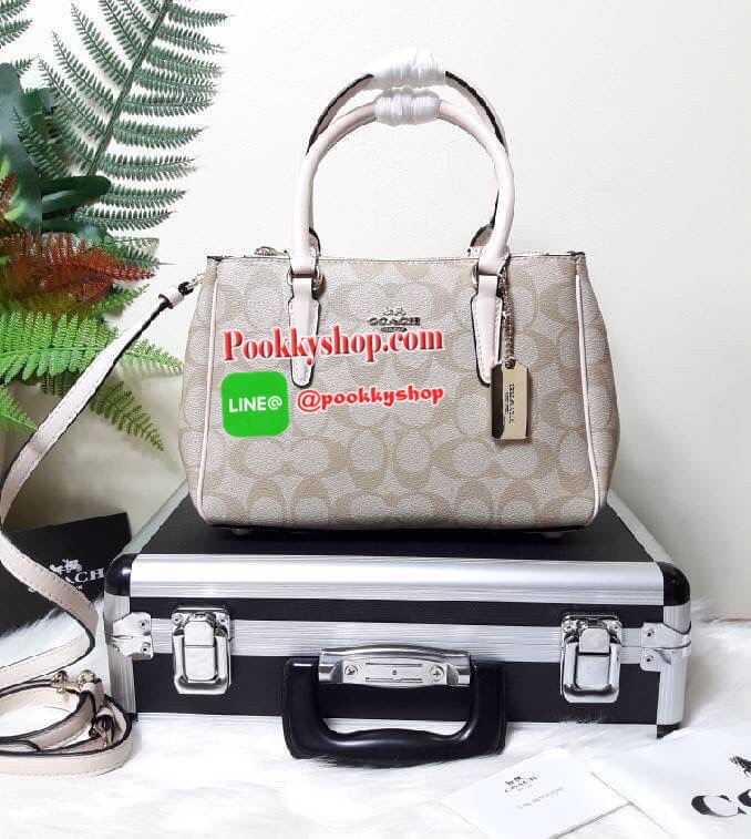 COACH F67027 MINI SURREY CARRYALL IN SIGNATURE CANVAS (COACH F67027) รุ่น 9 นิ้ว Coach ทรง prada รุ่นนี้มี 2 ซิป และช่องใส่ของด้านในเยอะมากๆ เกินคุ้มเลยทีเดียว พลาดไม่ได้แล้วววว ✔หูจับยาว4นิ้ว ✔สายสะพายยาว23นิ้ว