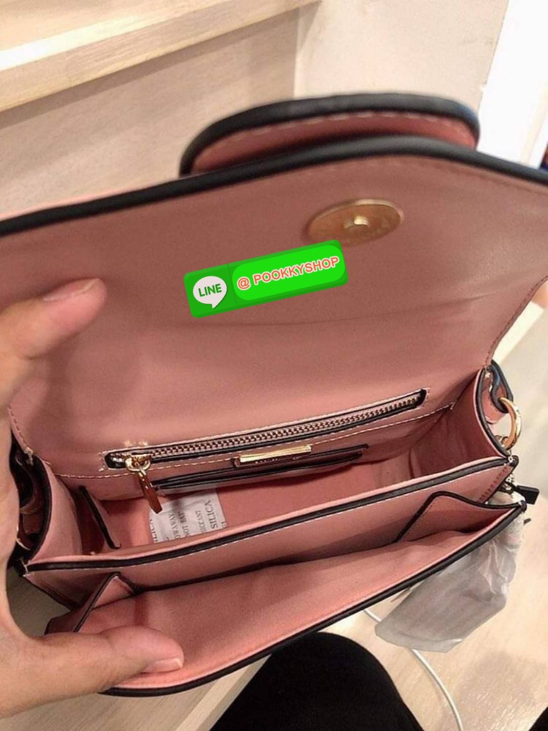 LYN กระเป๋าทรงน่ารักปุ๊กปิ๊ก สายสะพายหนัง เปิดปิดด้วยกระดุมแม่เหล็ก ฐานกว้างใส่ของได้เยอะ