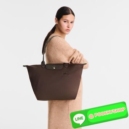 💕LONGCHAMP LE PLIAGE GREEN Shoulder bag L กระเป๋าโท้ทใบนี้ดึงดูดใจคุณด้วยรูปทรงมินิมอลและปริมาตรที่เพียงพอซึ่งสามารถเก็บเอกสารหรือแล็ปท็อปทั้งหมดของคุณได้อย่างง่ายดาย ด้ามยาวช่วยให้คุณสวมใส่ได้อย่างสบายบนไหล่ ขณะที่การปิดด้วยซิปช่วยให้มั่นใจได้ว่า