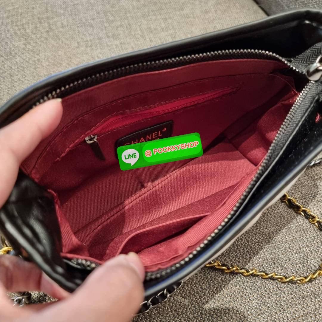 RESTOCK!! LIMITED SHOULDER BAG พรีเมี่ยมกิ๊ฟ Chanel ไซส์คลาสสิค กระเป๋าสะพายข้าง/ไหล่ หนังสังเคราะห์ นิ่ม หรู มาพร้อมพวงกุญแจสัญลักษณ์แบรนด์ พิเศษ!! สายคล้อง jumbo font เพิ่มดีเทลความแพง อะไหล่พร้อมโซ่สะพายสีทองสลับสีเงินรมดำ สามารถสะพาย crossbody หรือสะพ