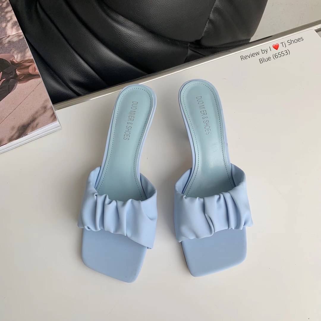 !!! พร้อมส่งรองเท้านำเข้าที่สวยเกร๋ขายดีสุดๆ !!! หนังรุ่นนี้นิ่มมากสวยมาก สวมใส่ง่าย เรียบหรูดูดี ใส่ได้เรื่อยๆ ไม่ตกเทรนด์ แมทกับชุดอะไรก้ดูเก๋ดูแพงมาก ควรมีไว้เป็นคู่โปรด ของจริงงานดีมากสวยมาก ตรงปกแน่นอน เพราะรูปถ่ายจากสินค้าจริง เป็นรุ่นที่แนะนำ รีบสั