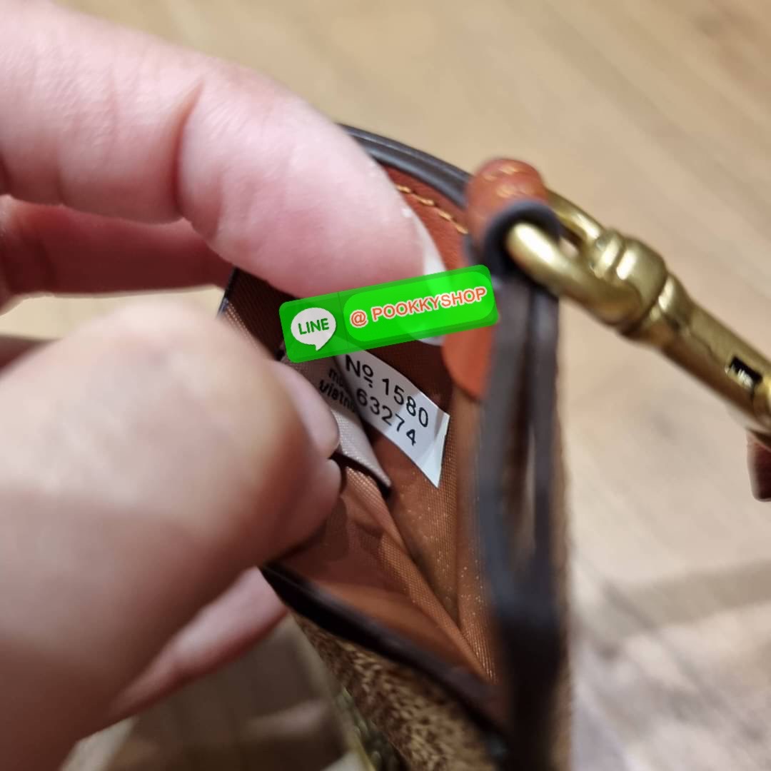 กระเป๋าใส่บัตรคล้องคอ Coach card holder ราคาพิเศษสุดๆ!!! ของหายาก!! ง่ายๆแบบไม่ธรรมดา!! คลาสสิคแต่มีดีเทลโดดเด่น!! กระเป๋าถนอมบัตร พร้อมสายคล้องคอ ดีไซน์ลวดลายสวย ดูดีทุกแบบ ใช้งานง่าย พกพาสะดวก จะใส่บัตรพนักงาน บัตรเครดิต บัตรปชช. ใบขับขี่ และบัตรอื่นๆที