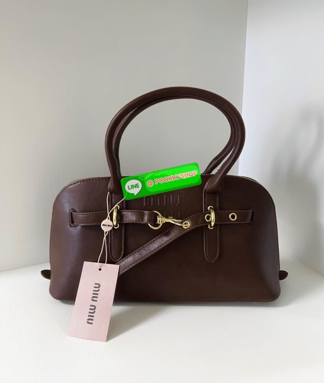 MIU MIU leather satchel bag 🔖พร้อมส่ง!! กับกระเป๋าหิ้ว หรือคล้องมือ หนังแท้อย่างดีสวย 🔖ดีไซด์เก๋แบบตัดคาดเข็มขัดด้านหน้า อะไหล่ทองสวยค่ะ 🔖เปิด-ปิดแบบซิปคู่ ซิปลื่น รูดได้รอบค่ะ ภายในกว้างมาก หายห่วงเรื่องใส่สัมภาระเลยค่า มีช่องซิปแ