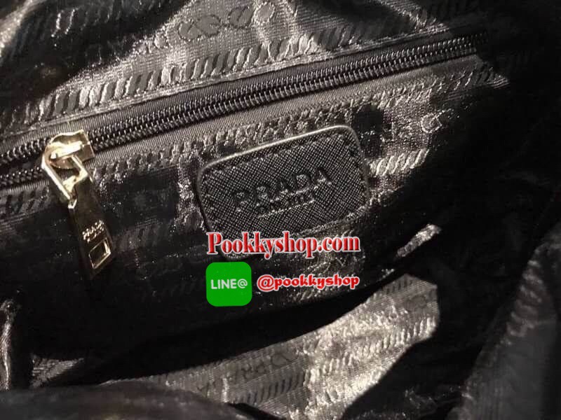 Don't Miss! PRADA NYLON BAG WITH ZIP VIP GIFT WITH PURCHASE กระเป๋าถือหรือสะพายสไตล์ Longchamp GWP พรีเมี่ยมกิ้ฟจากเคาน์เตอร์แบรนด์ Limited edition วัสดุ Nylon เนื้อหนาคุณภาพดีตามแบบฉบับแบรนด์ด้านหน้าประดับโลโก้หรู เปิดปิดด้วยฝาปิดและซิป ภายใน Polyes