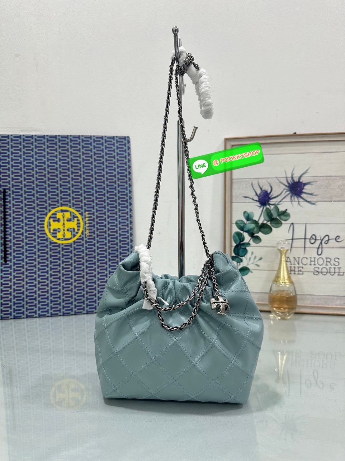 Tory Burch Fleming Drawstring Bag ผลิตจากหนังนิ่ม ตกแต่งด้วยลายไดมอนด์และสายโซ่