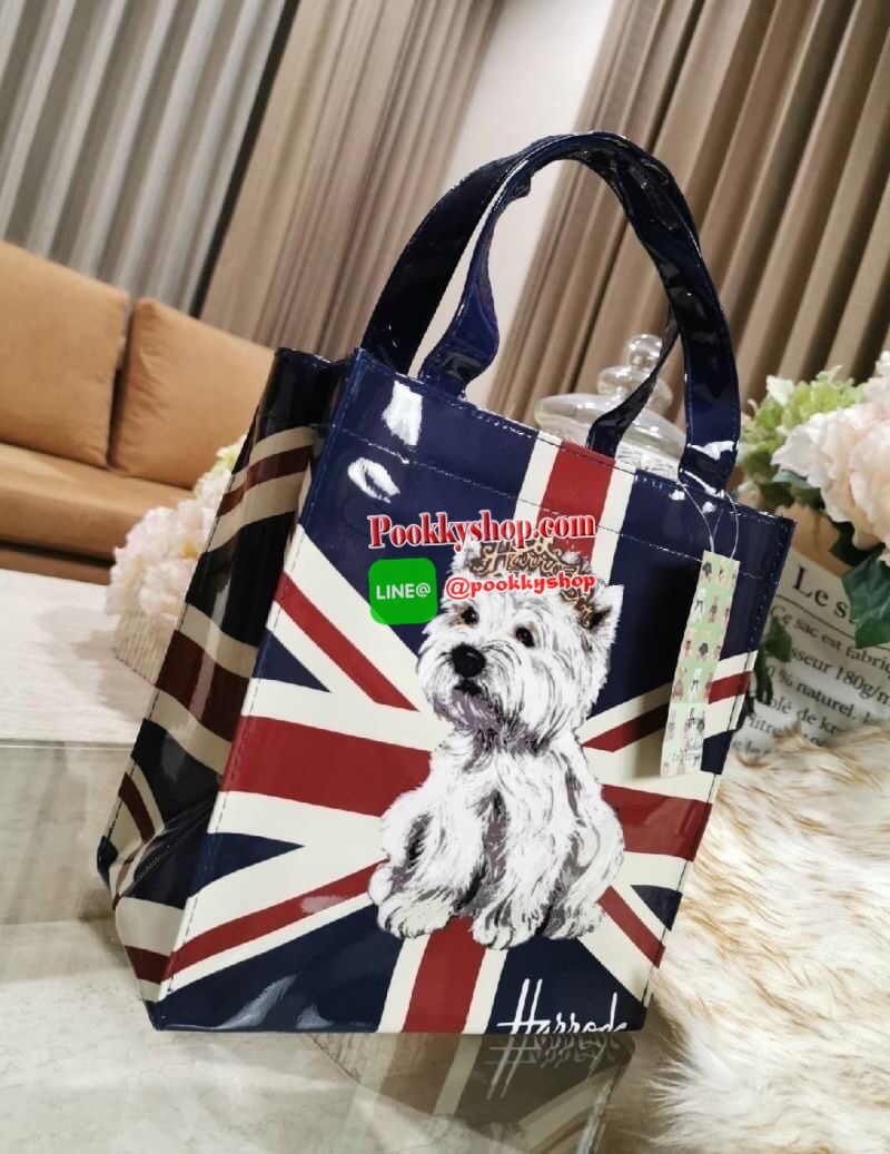 ลายนี้เข้าแล้วนะคะ! พร้อมส่งไอเท็มยอดนิยม! Harrods London Top-handle Shopping Bag กระเป๋า Shopping แบรนด์ดังจากอังกฤษรุ่นยอดนิยมวัสดุ PVC+Polyester 100% ของแท้เนื้อหนาอยู่ทรงกันน้ำ ขนาดกำลังดี น้ำหนักเบา เปิดปิดด้วยซิปสะดวกใช้หัวซิปปั้มโลโก้แบรนด์อะไหล่เง