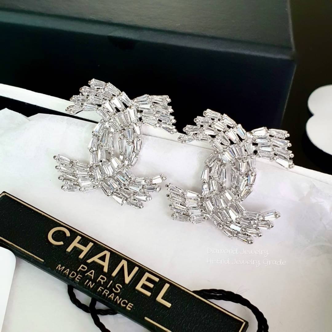 New Arrival !!!!! Chanel Earring ต่างหูชาแนลเพชร 3 แถว งานเกรด jewelry งานเพชร Premium CZ แท้ เพชรคัดเพชรสวย วิ้งมากๆค่ะ ใส่เป็น everyday look ใส่ได้ทุกวัน ดูเรียบๆ หรูๆ วิ้งๆ คู่นี้แนะนำมีติดบ้านไว้เลยจ้า รับรองไม่ผิดหวังค่ะ ตัวเรือนสีเงิน ไม่ลอกไม่ดำ Ma