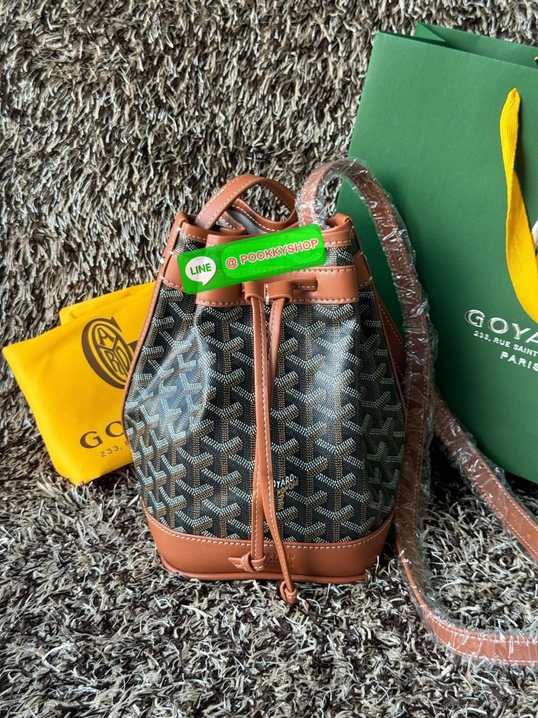GOYARD PETIT FLOT BUCKET BAG กระเป๋าทรงถังรุ่น Petit Flot เป็น re-issue ของรุ่นดั้งเดิม ด้วยรูปทรงที่ถูกออกแบบมาอย่างสวยงาม ลงตัว เข้ากับทุกการแต่งตัว รวมถึงทันกระแสแฟชั่นทุกยุคทุกสมัย ภายในกว้างจึงสามารถบรรจุสิ่งของได้เยอะจุใจและเก็บของต่าง ๆ ได้อย่างปลอ