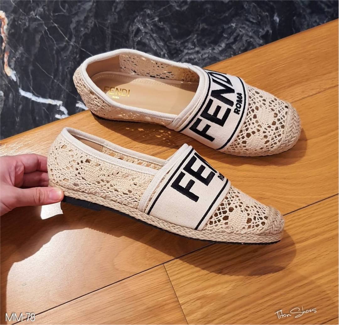 งานเข้าใหม่ เพิ่งมาค่ะ พร้อมส่ง คลอใหม่ สลิปออนงานลูกไม้คาด Fendi Roma น่ารักมากๆ รุ่นนี้ พื้นปั้มแบรนด์