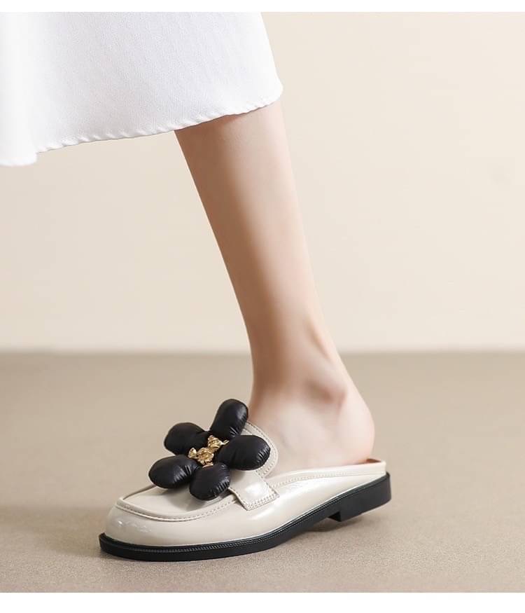 รองเท้าเกาหลีเกาใจน่ารักไม่ไหวรุ่นนี้ เป็นทรงปิดหน้าด้านหน้ามีแต่งดอกไม้ใหญ่ประดับติดด้วยน้องหมีสีทองดีมาก ด้วยรองเท้าเป็นหนังเปิดหลังสวมใส่ง่าย คู่นี้แมทช์กับชุดไหนก็เริ่ดไม่ซ้ำใครแน่นอนค่ะ