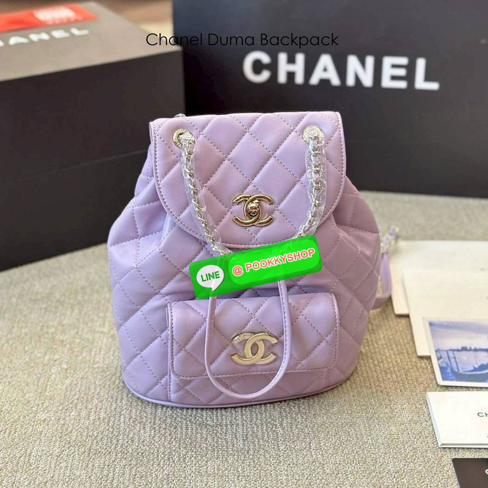 Chanel Duma Backpack กระเป๋าเป้ ไซส์น่ารัก สีพาสเทลสุดคิ้ว รูปทรงทันสมัยหนังเรียบสัมผัสนิ่ม ดีเทลความสวยมากมาย ทั้งสายรูดเก็บปาดกระเป๋า หรือจะช่องเปิดด้านหน้า ก็ดูหรูไปหมด ภายในโล่งกว้าง ใส่ของสำคัญได้ครบ สายสะพายปรับได้ตามต้องการอีกเล็กน้อย น่ารักน่าใช้ส