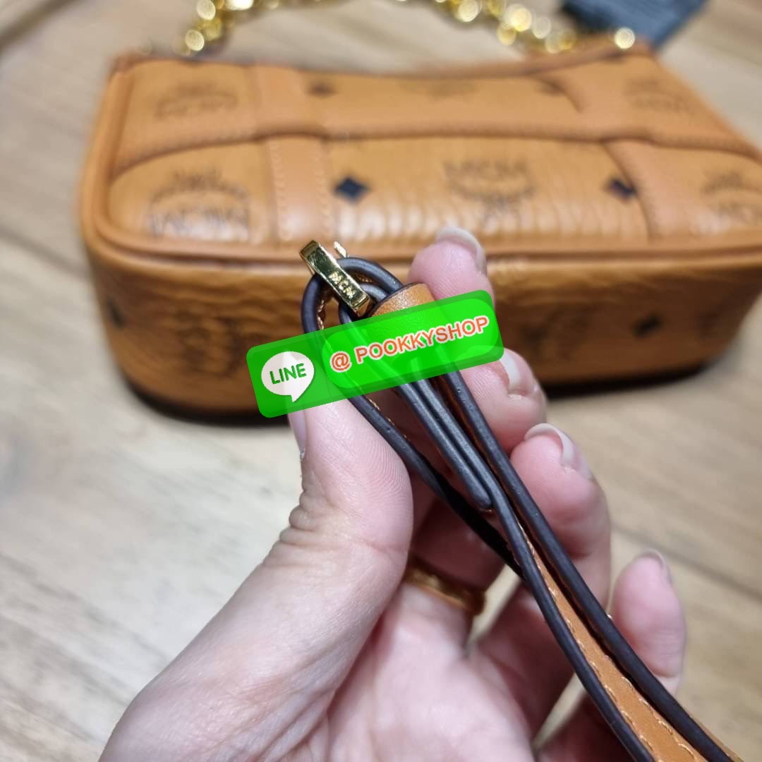 MCM MINI DELMY SHOULDER BAG จัดหนักจัดเต็ม!! ที่สุดของรุ่นที่ฮอตหนักมาก คอลเลคชั่นที่ยอดขายดีตั้งแต่วันแรกที่ลง shop ด้วยรูปทรงที่กะทัดรัด ตอบโจทย์ได้ทุกลุค ทุกไลฟ์สไตล์ ใช้งานได้ง่ายคล่องตัว กระเป๋าสะพายทรงพอช ที่มาพร้อมสายโซ่คล้องด้านหน้า และสายหนังครอส