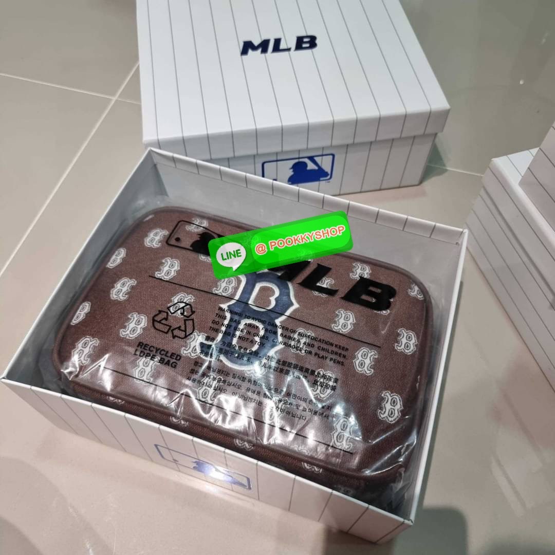 MLB JACQUARD MONOGRAM CROSSBODY BAG ฉุดไม่อยู่ ดาเมจแรงมาก!! กับกระเป๋าครอสบอดี้ ที่สายเกาต้องมี!! ดีไซน์ลวดลายโมโนแกรมเอกลักษณ์ ลงบนผ้า jacquard ได้อย่างลงตัวและสวยงาม เปิด-ปิดด้วยซิป ภายในโล่งกว้าง จุของสบายๆ มาพร้อมใบลูก และสายสะพายข้าง ให้ความคล่องตัว