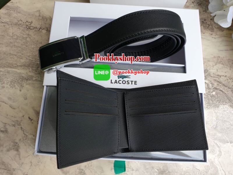 ลาคอส CLASSIC PETIT PIQUE Belt & Wallet Set !!! ซื้อ1ได้ถึง 2 ใบ เซตสุดคุ้ม!! มาพร้อมกล่องสุดหรู กระเป๋าเงินใบสั้นพับสองตอน ลายเปอติปิเก้ มีช่องใส่การ์ด ช่องใส่ธนบัตร บุซับในด้วยผ้าคอตตอน และ ด้านอกวัสดุ Pvc ลายเปอติปิเก้แต่งกระเป๋าด้านนอกกระเป๋า เข็มขั