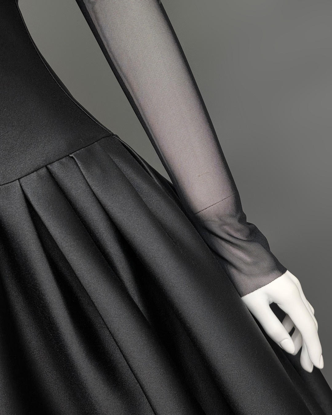 เดรสแฟชั่น เดรสเสื้อแขนยาวเปิดไหล่ กระโปรงยาวคลุมเข่า แขนเสื้อซีทรู