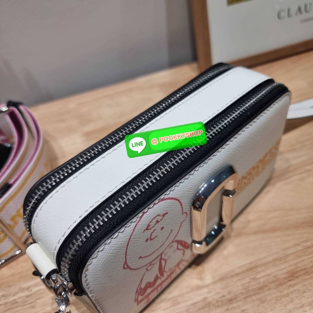 PEANUTS × MARC JACOBS THE SNAPSHOT CROSSBODY BAG คอลเลคชั่นแสนคิวท์ ที่ยกขบวนเหล่าซุปตาร์การ์ตูนมาให้แบบจัดเต็ม กับไอเท็มยอดฮิตที่โดดเด่นเป็นเอกลักษณ์ กระเป๋าสะพายข้างสุดปัง ดีไซน์ลายพรินท์แก๊งค์การ์ตูนสุดฮอต เรียกได้ว่าไม่ซ้ำใคร!! วัสดุหนังวัว สวยอยู่ทรง