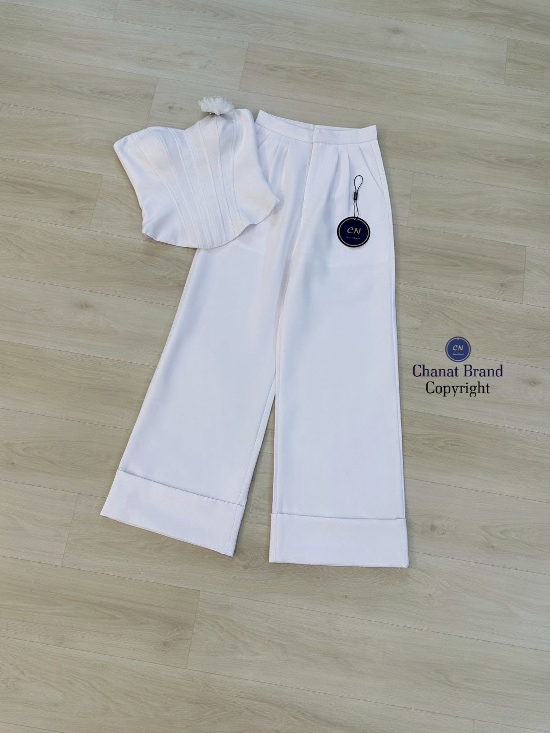 ชุดเซทแฟชั่น Set 2 ชิ้น เสื้อเกาะอกสีขาว ช่วงอกเสริมฟองน้ำ ด้านหน้าแต่งแถบกุ้นลาย (ซิปหลัง)