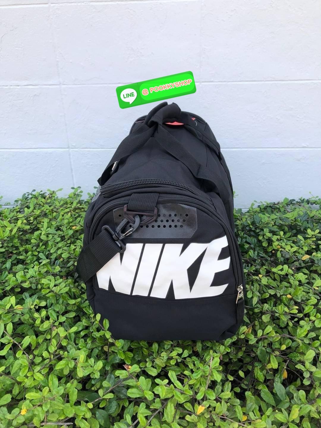 NIKE GYM BAG กระเป๋ายิมและกระเป๋าเดินทางสารพัดช่องที่มีพื้นที่ให้คุณเก็บของมากมาย ไม่ว่าจะช่องซิปคู่หลักที่กว้างใหญ่ สำหรับใส่เสื้อผ้าเดินทางได้หลายชุด ปลอดภัย ช่องรองเท้าแยก และช่องใส่ของด้านในสำหรับเก็บของมีค่า สายคล้องไหล่คู่และสายสะพายไหล่ถอดเก็บได้สา
