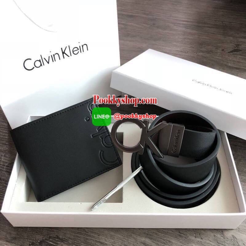 Calvin Klein Leather Belt & Wallet Set Setกระเป๋าสตางค์+เข็มขัด กระเป๋าสตางค์ด้านหน้าปั๊มชื่อแบรนด์ มีช่องใส่บัตร ช่องใส่ธนบัตร 2 ช่อง และช่องเก็บเหรียญ เข็มขัดหนังแท้ปั๊มแบรนด์ สามารถสลับใช้ได้ทั้ง 2 ด้าน เข็มขัดปรับระดับได้ 5 ระดับ มาพร้อมที่เจาะรูจ้า