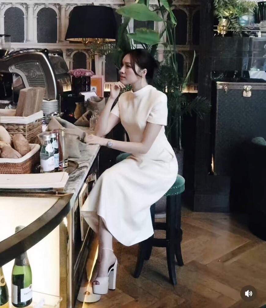 เดรสแฟชั่น เดรสสีขาวเรียบหรู ใส่แล้วดูแพงมากแม่! แพลตเทินดีงาม ใส่สวยเปะสุดๆ