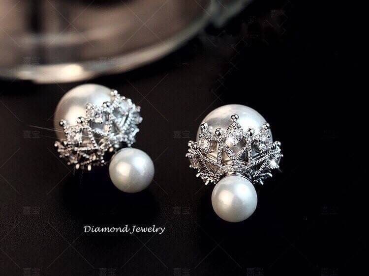 The Best Seller !!!! มาแล้ว มาแล้ว ปรบมือรัวๆเลยจ้า ให้กับต่างหูมุก APM คู่นี้เลยจ้าาา งานมุก งานจิว สวยมว้ากกกก พลาดแล้วจะเสียใจน้าพูดเลย ตกแต่งเพชร CZ แท้ งานฝัง ดีไซส์อย่างดี สุดหรู ตัวเรือนชุบ 18KGP ไม่ลอกไม่ดำ Made in Korea