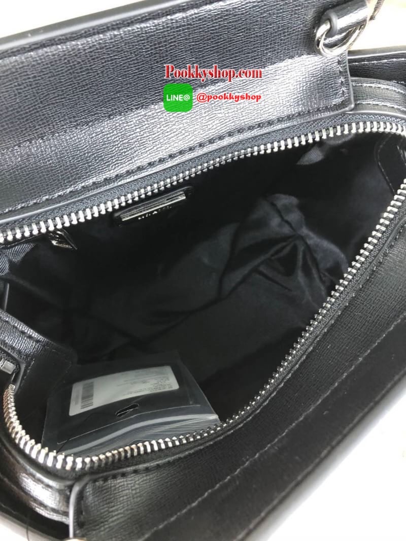 Lyn Handbag กระเป๋าถือ/สะพายวางอยู่ทรง ด้านหน้ามีปั๊มโลโก้แบรนด์ มาพร้อมพวงกุญแจหนังเข้าสีกระเป๋า มีหมุดรองฐานทั้ง 4 มุม หูหิ้วสามารถพับลงได้ เปิดปิดแบบซิป ด้านในมีช่องซิปเล็ก 1 ช่อง สามารถใส่ iPhone plus กระเป๋าเงินใบกลางได้สบายๆค่ะ มีสายสะพายยาวหนังปรับ