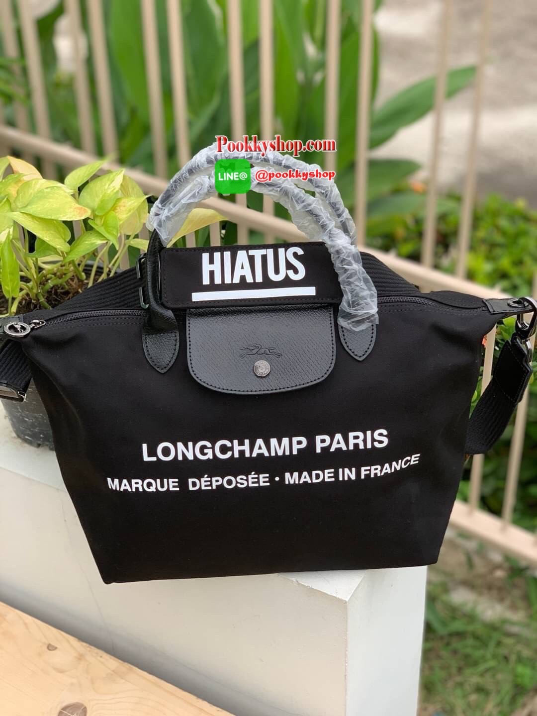 Longchamp by shayne oliver top handle Bag L อีกหนึ่งคอลเลคชั่นแบบลิมิเตทที่ออกแบบโดย Shayne Oliver นักดีไซน์เนอร์ชื่อดังระดับโลก ด้วยรูปทรงกระเป๋าที่ออกแบมาเพือใช้ได้ในชีวิตประจำวัน เน้นความเรียบหรู และง่ายต่อการถือและสะพายอย่างคล่องตัว ใส่สิ่งของได้เยอะส