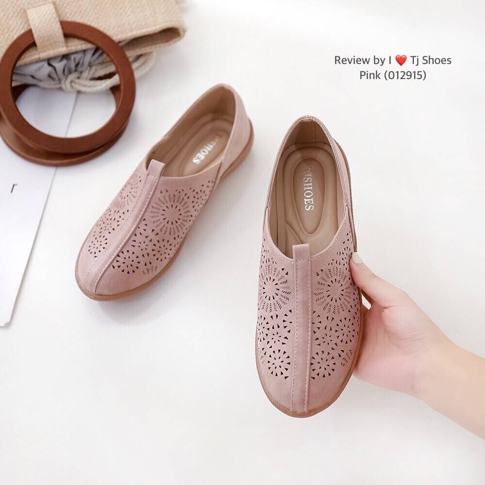 พร้อมส่งรองเท้าเพื่อสุขภาพ ที่ทั่งเกร๋ทั้งน่ารักสุดๆ รองเท้ารุ่นนี้เป็นงานสั่งทำพิเศษ หนังนิ้มนิ่ม ฉลุลายน่ารักๆ มีรูระบายอากาศใส่แล้วเท้าไม่อับ น้ำหนักเบา ใส่นุ่มเดินทั้งวันได้สบายมากๆ ส้นยางเกรดพรีเมี่ยมอย่างดี แมทกับชุดอะไรก็เกร๋ เป็นรุ่นแนะนำ ซื้อไปรั