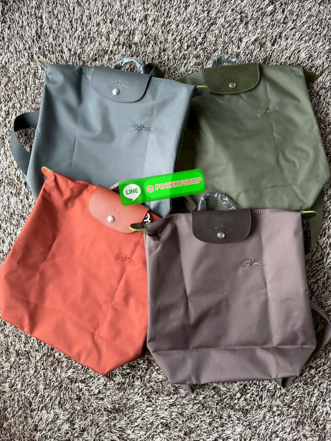 💕LONGCHAMP LE PLIAGE M BACKPACK กระเป๋าเป้น้ำหนักเบาพิเศษนี้ผลิตจากผ้าใบไนลอนรีไซเคิลที่ทนทานและพับเก็บได้ เหมาะสำหรับทุกโอกาส การออกแบบอเนกประสงค์และมีพื้นที่ภายในกว้างขวางที่สามารถเก็บแล็ปท็อปหรือโน๊ตบุ๊กได้ ในขณะที่สายสะพาย ปรับระดับได้ แมตช์ได