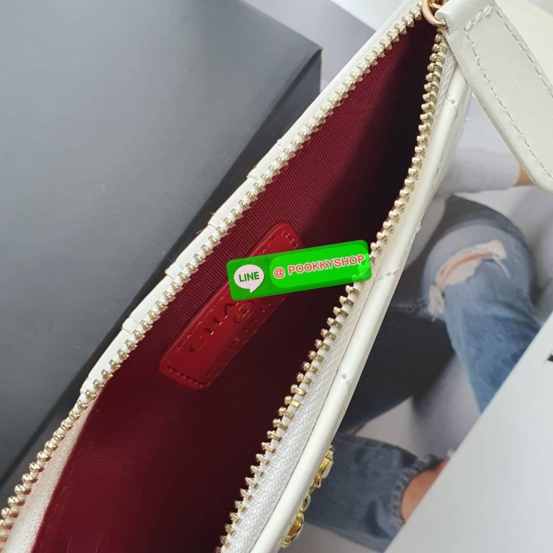 พร้อมส่งแล้วค่ะ ❤️🤍 พร้อมส่งที่ไทยค่าา กระเป๋าสตางค์รับทรัพย์ แนะนำรุ่นนี้เลยคะ งานกิ้ฟ กระเป๋าสตางค์ทรงสวย สะดุดตา หนังสัมผัสลายด้าน จากแบรนด์ CHANEL ด้านหน้ามีโลโก้แบรนด์ CC สีทองหรู มีช่องซิปยาว ใส่ธนบัตร ด้านหน้าใส่มือถือขนาดเท่า NOTE10