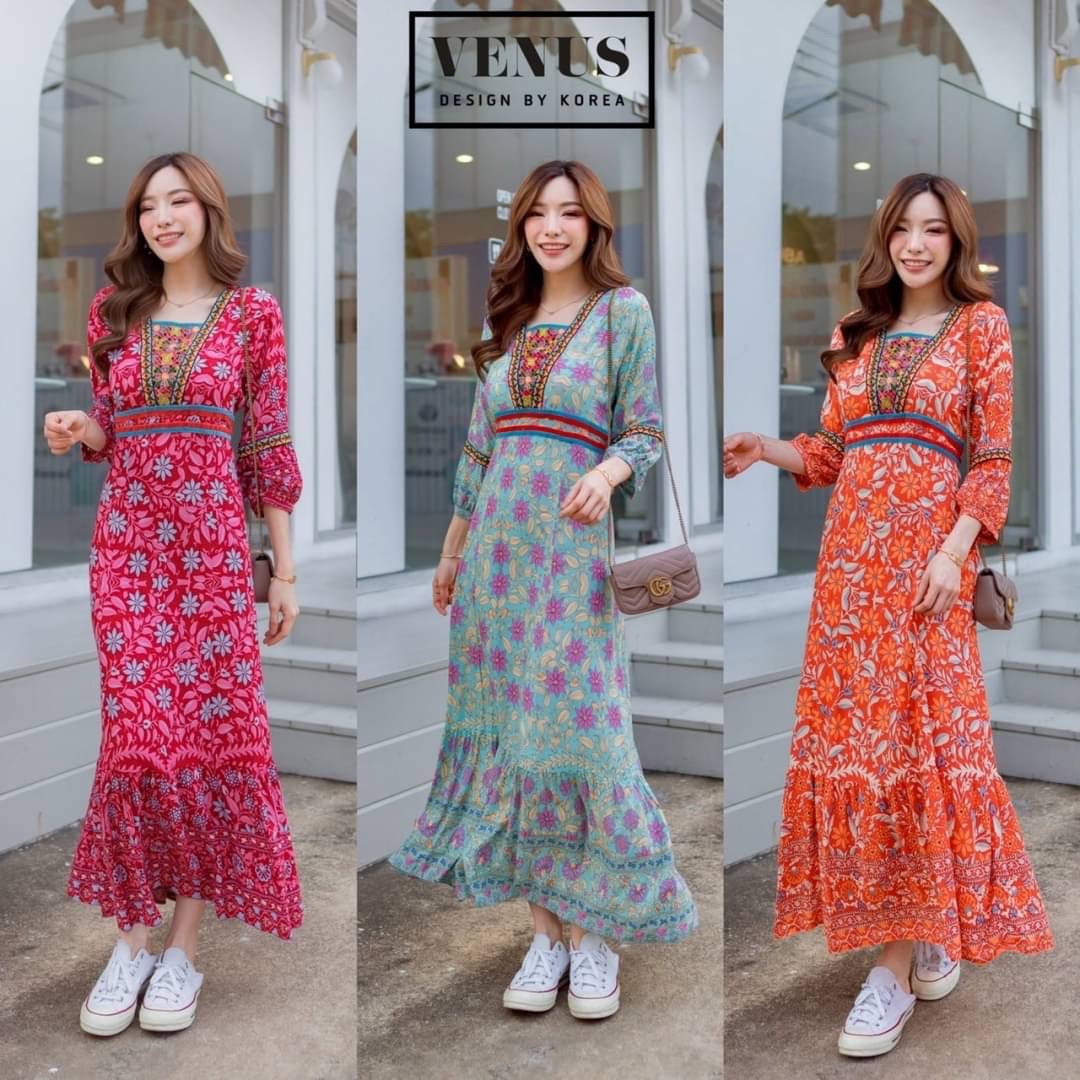 I'm Lady By Venus Bohemain flora MaxiDress แม๊กซี่เดรสพิมพ์ลายดอกไม้ ตามสไตล์โบฮีเมี่ยน ช่วงอกแต่งงานปักอย่างดีนะคะ แขนแต่งพองเล็กน้อยเก๋สุดๆคะ แม๊ทกับรองเท้าผ้าใบก็เก๋คะ