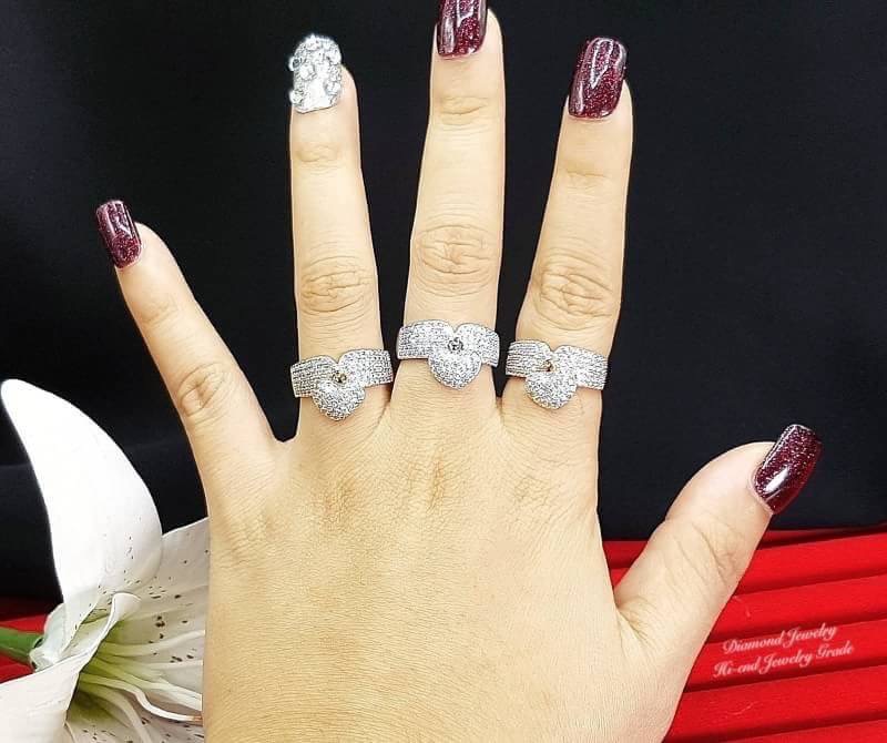 New Arrival !!!!! Diamond Ring แหวนเพชร CZ แท้เกรดพรีเมี่ยม รับรองความขาวใส วิ้งกระจุยกระจายเลยคร่า ดีไซน์หัวใจ งานน่ารักๆ ใส่ออกข้างนอกได้ทุกโอกาส รีบจับจองกันได้เลยนะสาวๆ ตัวเรือนสีเงิน/ทอง/พริ้งโกลด์ งานชุบ 18KGP ไม่ลอกไม่ดำ Made in Korea
