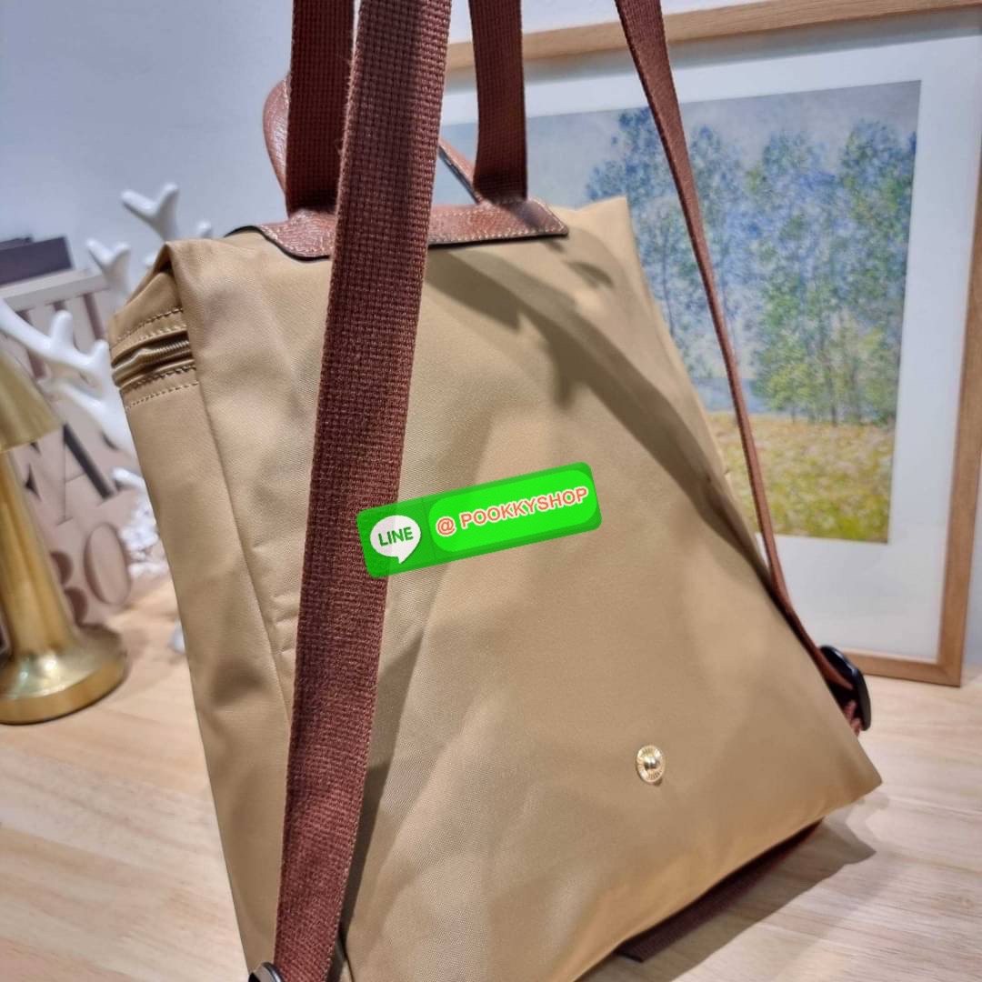 Longchamp le pliage original backpack 🔆 Details สวยคลาสสิคต้องไม่พลาด กับกระเป๋าสะพายทรงเป้ ขนาดกำลังดี น้ำหนักเบา ดีไซน์เรียบง่าย แต่ดูแพง ปากกระเป๋าออกแบบให้มีฝาปิดและซิปแน่นหนา สายสะพายสามารถปรับใช้ตามชอบ ภายในโล่งกว้าง จุของได้สบายๆ พกพาไปไหนก