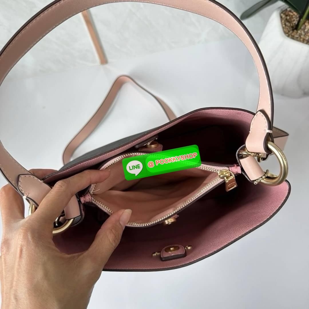 COACH TOWN BUCKET BAG IN SIGNATURE CANVAS (COACH 91512) 🔖 กระเป๋าสะพาย/ถือบัคเกต รุ่นคลาสสิคตลอดกาลไม่เอ้าท์ 🔖วัสดุ: แคนวาส ตัดหนังแท้ 🔖เปิด-ปิด กระเป๋าด้วยกระดุมแม่เหล็ก ภายในช่องโล่ง มีช่องซิปแบ่งตรงกลาง แยกเก็บของได้อย่างเป็นสัด