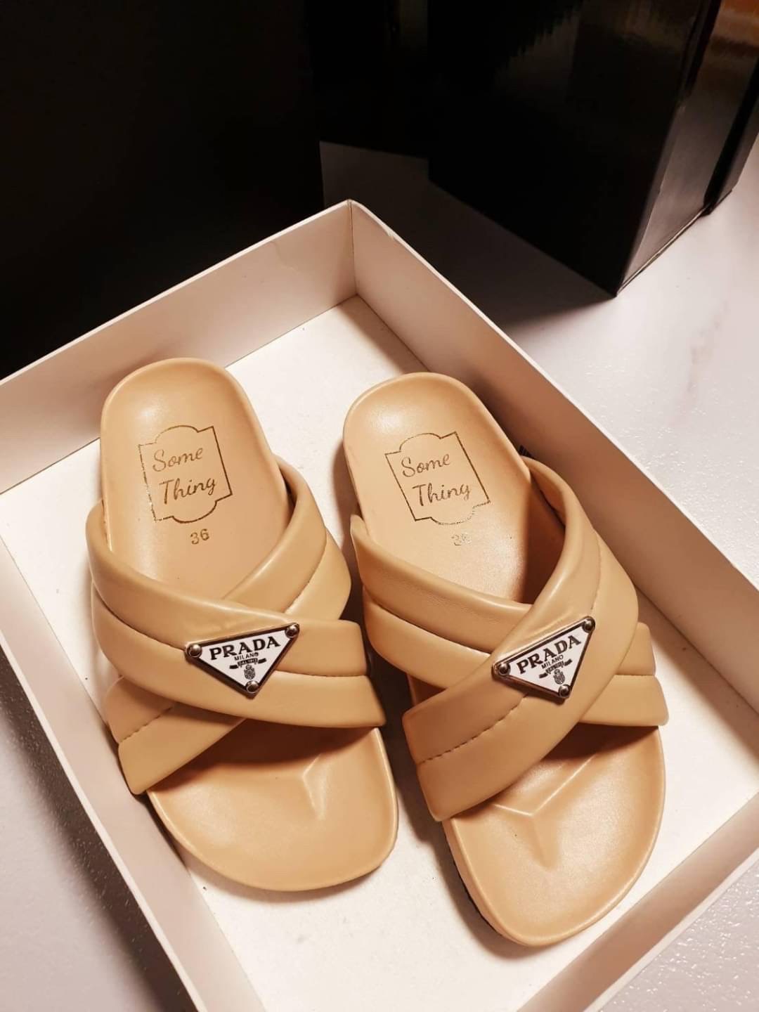 งานแตะPRADA มาใหม่เลยจ้า ชนช้อปน้า หนังนิ่มม้ากก สายนิ่มค่า ลูกค้าที่ชอบงานนิ่ม ใส่สบาย ต้องตำจ้าแม่ ❤️