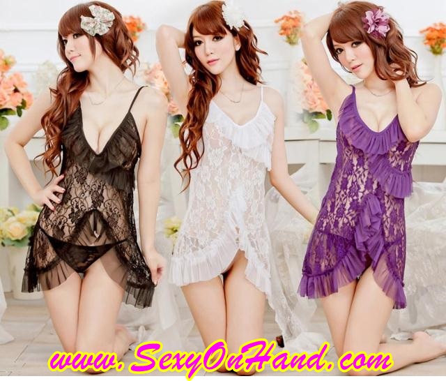 ชุดนอนซีทรู ผ้าลูกไม้สีขาว แต่งระบายไขว้ ด้านหน้า ด้วยผ้าลูกไม้แบบเดียวกับตัวเสื้อ สวยแบบเซ็กซี่ๆ หรูหรา เลยคะ