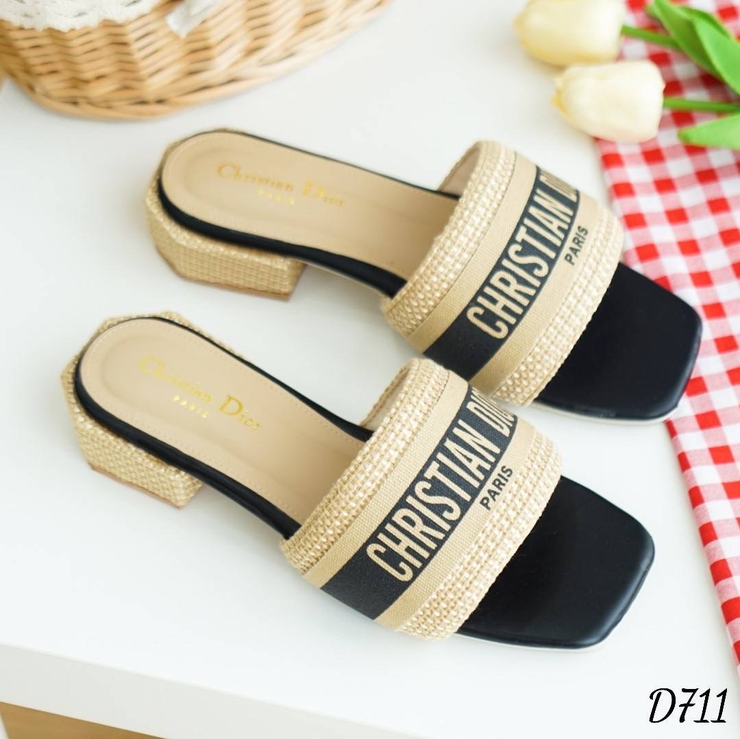 พร้อมส่ง รองเท้าทรงสวม งานส้นสูง1นิ้ว แบบสวยมาก ดีไซน์เก๋ ผลิตจากผ้าทอกระสอบตัดต่อหนังนิ่ม หน้าสกรีนลายชัด พื้นนิ่ม ทรงสวยเก็บหน้าเท้าได้ดี สาวๆหน้าเท้ากว้างสามารถใส่ได้ บริเวณสวมด้านในซับนวมนิ่มอีกชั้น ขอบอกเลยว่า เวลาใส่ สัมผัสนิ่มสุดเลยค๊า