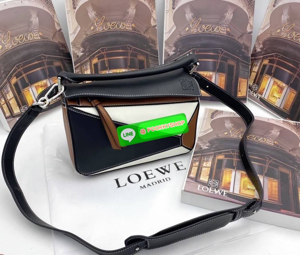 NEW IN! LOEWE CROSSBODY BAG VIP GIFT WITH PURCHASE (GWP) กระเป๋าถือหรือสะพาย Limited Edition จาก LOEWE PERFUME DUTYFREE COUNTER วัสดุ Leather Calfski หนังแท้ (หนังวัว) งานสวยตั้งอยู่ทรง สีสันสดใสทูโน ขนาดกำลังดี น้ำหนักเบา อะไหล่เงิน
